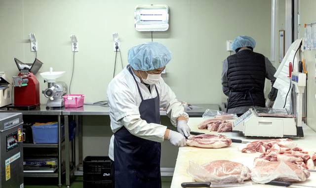 흑돼지를 직접 가공·판매하면 소비자의 반응을 확인할 수 있다.