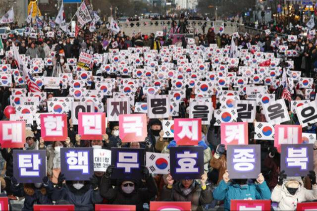 지난 13일 서울 청계광장에서 열린 ‘윤석열 대통령 국민변호인단 출범식’에 참여한 지지자들이 구호를 외치고 있다. 뉴스1