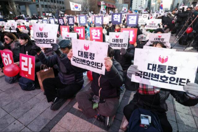 지난 13일 서울청계광장에서 열린 ‘윤석열 대통령 국민변호인단 출범식’에 참여한 지지자들이 구호를 외치고 있다. 뉴스1