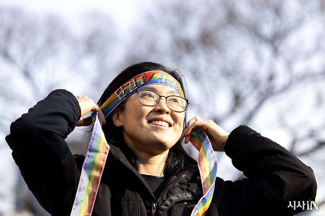 1월22일 정보라 작가가 ‘단결, 투쟁’이라고 적힌 무지개색 머리끈을 머리에 두르고 있다. ⓒ시사IN 조남진