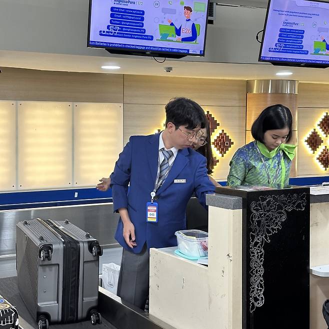 일일사수가 된 아스트리 씨는 하루종일 그림자처럼 옆에 있었다(에어부산 제공)