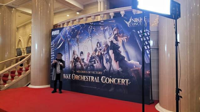 공연장 내부 포토존에서 사진을 찍는 니케팬.