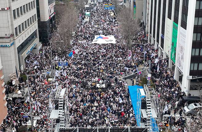 15일 오후 광주 동구 금남로에서 보수 성향 기독교 단체 '세이브코리아'가 주최한 보수집회에 1만여명의 시민들이 모여 윤석열 대통령 탄핵 기각을 촉구하고 있다./뉴시스