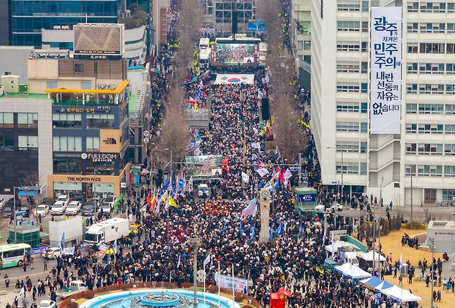 15일 광주 동구 금남로에서 광주비상행동 주최로 윤석열 대통령 즉각파면촉구집회가 열리고 있다./ 김영근 기자