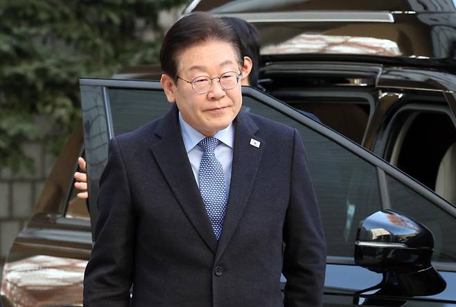 이재명 더불어민주당 대표가 14일 오전 서울 서초구 서울중앙지방법원에서 열린 특정범죄가중처벌등에관한법률위반(뇌물) 등 공판에 출석하고 있다. 2025.2.14/뉴스1