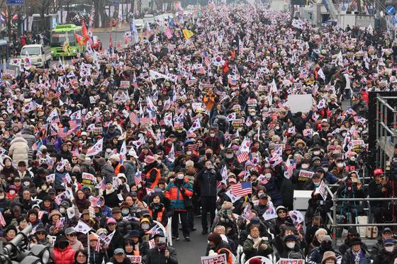 15일 서울 광화문광장 인근에서 윤석열 대통령 탄핵반대 국민대회가 열리고 있다. 경찰 비공식 추산 3만5000여명이 집회에 참여했다. 연합뉴스