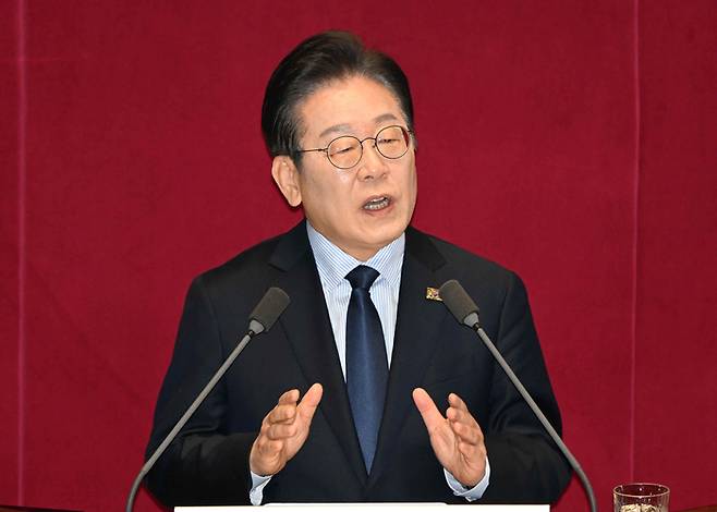 이재명 더불어민주당 대표가 지난 10일 서울 여의도 국회 본회의장에서 ‘회복과 성장’을 주제로 제422회 국회(임시회) 교섭단체 대표연설을 하고 있다. 한주형기자