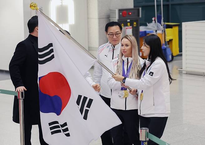 15일 오후 인천국제공항 제1여객터미널에서 열린 2025 하얼빈 동계아시안게임 대한민국 선수단 귀국 환영행사, 선수들이 단기를 들고 귀국하고 있다. 연합뉴스
