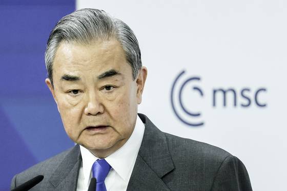 14일(현지시간) 왕이 중국공산당 정치국위원 겸 중국 외교부장이 61회 뮌헨안보회의에서 세계 변혁 중 중국의 건설적 역할을 주제로 연설하고 있다. EPA