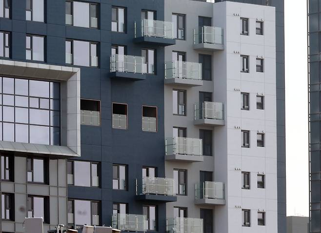 서울 서초구의 한 고급아파트에 설치된 돌출형 발코니. 이승환 기자