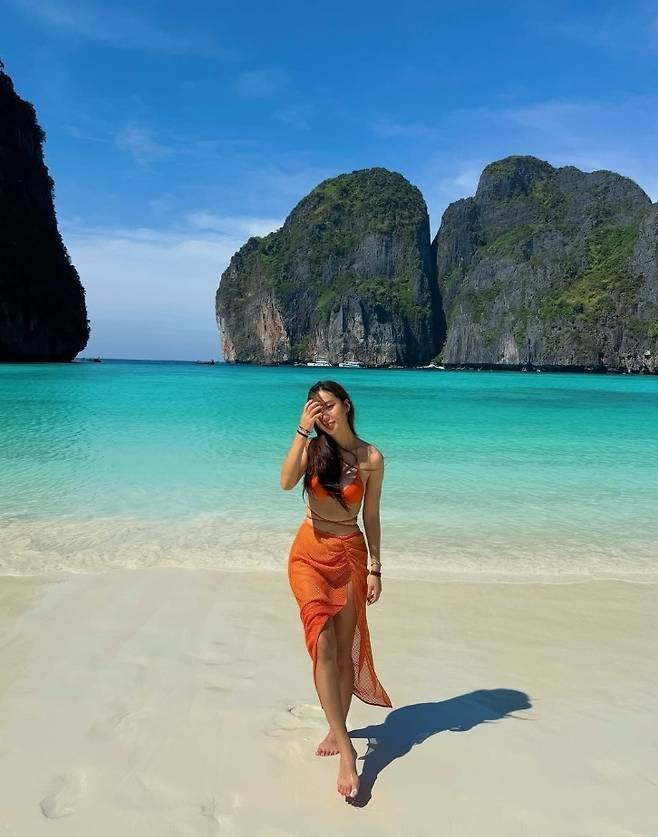 건강미 넘치는 구릿빛 피부와 내추럴한 헤어 스타일이 어우러져 더욱 돋보이는 스타일링을 완성했다.사진=김희정 SNS