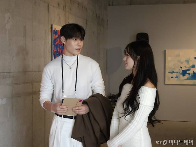 지난 14일 서울 용산구 한화손해보험 한남사옥에서 열린 서울시 ‘설렘, 아트 나잇’ 미혼남녀 만남 사전 행사에서 참가 인플루언서들이 미술작품이 전시된 공간에서 대화를 나누고 있다. /사진=정세진 기자