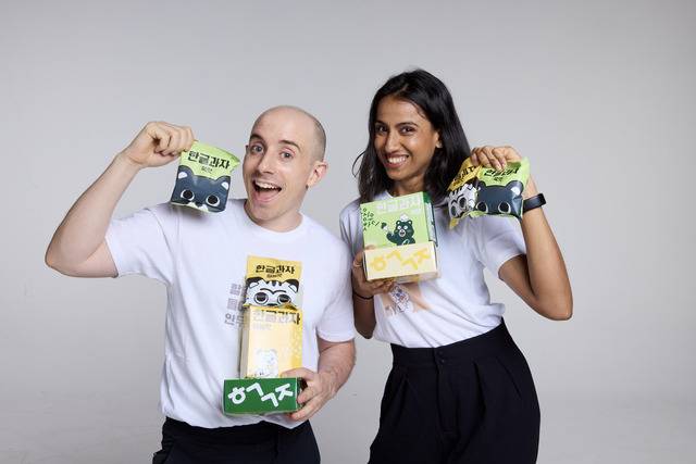 한글 과자를 만든 타일러 라쉬와 니디 아그르왈.