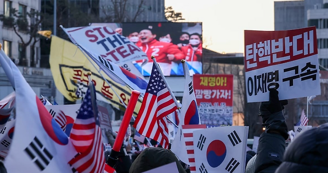 윤석열 대통령 지지자들이 지난달 3일 서울 용산구 한남동 대통령 관저 앞에서 고위공직자범죄수사처의 체포영장 집행을 규탄하는 집회를 하고 있다. 뉴스1