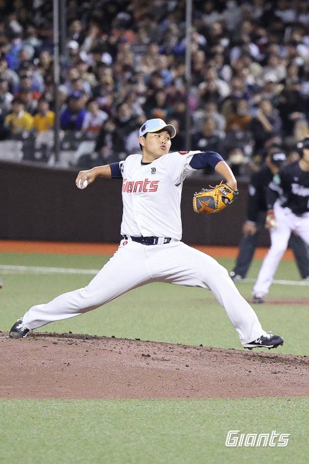 롯데는 12~13일 대만대표팀과 평가전에서 선발진 구축의 희망을 봤을까. 박진이 13일 타이베이돔 마운드에 올라 공을 던지고 있다. 사진제공|롯데 자이언츠