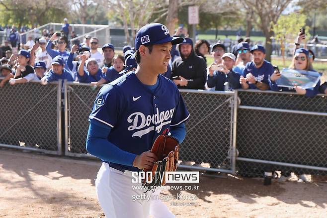 ▲ 오타니의 첫 불펜 피칭을 보기 위해 이날 다저스의 훈련 시설에는 오전 10시 이전에 이미 1000명 이상의 팬들이 입장해 뜨거운 관심을 대변했다.