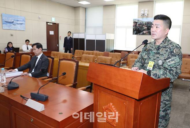 김현태(우측) 육군 특수전사령부 707특수임무단장이 17일 오후 국회에서 열린 국방위원회 전체회의에서 여당 의원 질의에 답하고 있다. 사진 왼쪽은 김선호 국방부 장관 직무대행. (사진=노진환 기자)