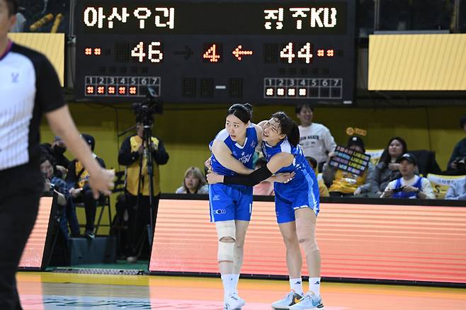 16일 청주 KB스타즈를 꺾고 정규리그 우승이 확정되자 기뻐하는 아산 우리은행 김단비(오른쪽)과 박혜미