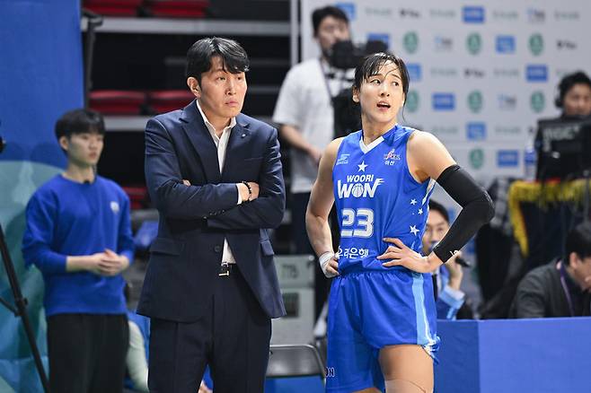 아산 우리은행 위성우 감독과 김단비