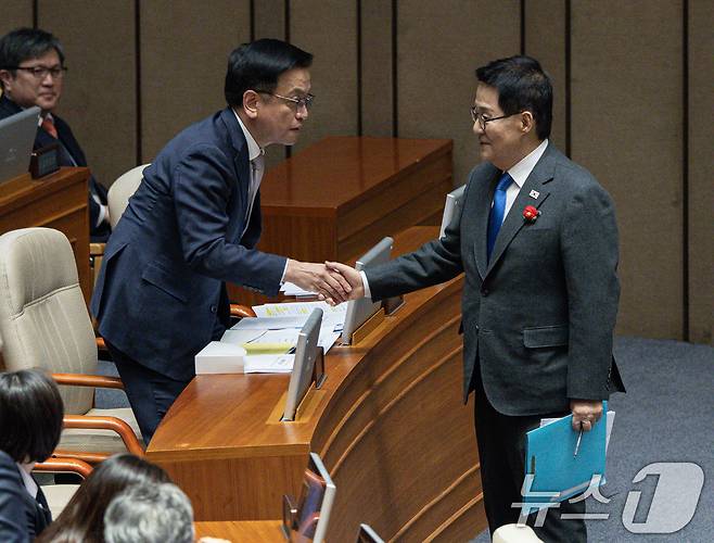 박지원 더불어민주당 의원이 13일 오후 서울 여의도 국회 본회의장에서 열린 제422회 국회(임시회) 제5차 본회의에서최상목 대통령 권한대행 부총리 겸 기획재정부 장관에게 경제 분야 대정부질문을 마친 후 악수하고 있다. 2025.2.13/뉴스1 ⓒ News1 이재명 기자