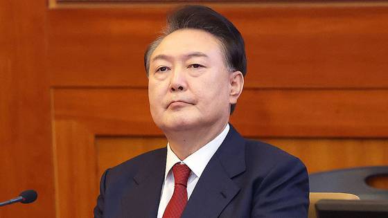 윤석열 대통령이 지난 13일 서울 종로구 헌법재판소에서 열린 탄핵심판 8차 변론에 출석한 모습. 뉴스1