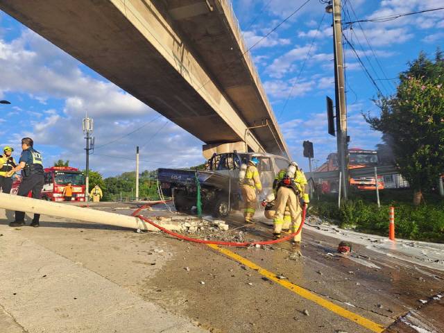 ▲ 지난해 9월 3일 오전 6시 36분쯤 강릉시 홍제동 강릉대교에서 교통사고가 발생, 추락한 포터 차량에 불이나 소방 당국이 진압에 나섰다. 강릉소방서 제공