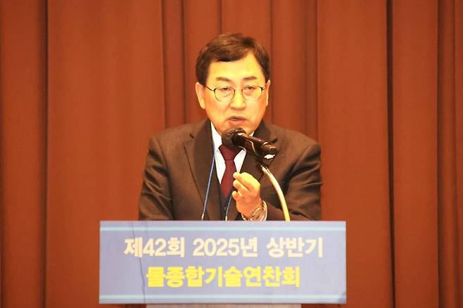 지난 13일부터 이틀간 경주 라한호텔 컨벤션홀에서 국내 물 산업의 최신 기술과 정부 정책을 공유하는 올해 상반기 물종합기술연찬회가 열린 가운데 주낙영 시장이 인사말을 하고 있다.