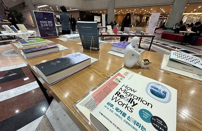 국회도서관에서 열리고 있는 '세상의 변화를 읽는 100권의 책' 전시회.