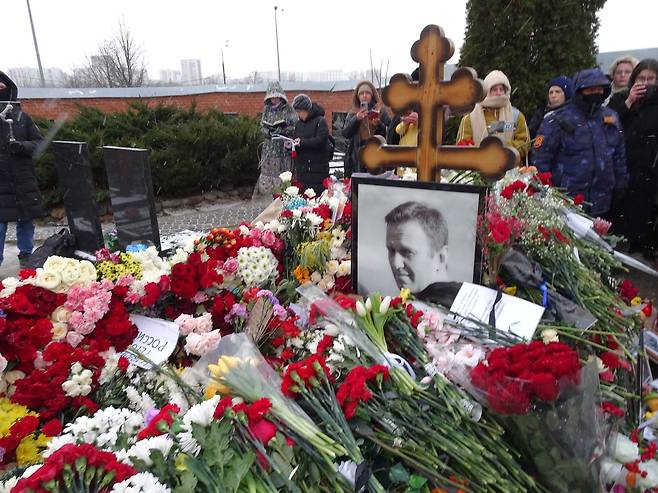 나발니 사망 1주기 (모스크바=연합뉴스) 최인영 특파원 = 16일(현지시간) 오후 러시아 모스크바 남동부 외곽에 있는 보리솝스코예 묘지에 있는 알렉세이 나발니의 묘. 러시아 야권 운동가 나발니는 1년 전인 2024년 2월 16일 시베리아 교도소에서 옥중 의문사했다. 2025.2.17. abbie@yna.co.kr (끝)