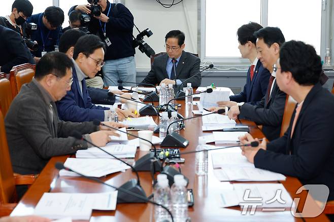 박수영 국회 기획재정위원회 조세소위원장이 11일 서울 여의도 국회에서 열린 제422회국회(임시회) 제1차 조세소위원회에서 조세특례제한법 개정안 등을 논의하기 위해 의사봉을 두드리고 있다. 2025.2.11/뉴스1 ⓒ News1 안은나 기자