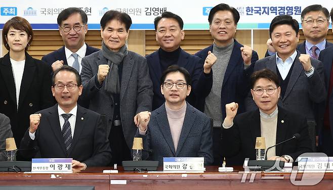 김경수 전 경남도지사가 18일 오전 서울 여의도 국회 의원회관에서 열린 '행정수도 세종 이전의 추진방안과 과제 토론회'에 참석, 참석자들과 기념촬영을 하고 있다. 2025.2.18/뉴스1 ⓒ News1 김민지 기자