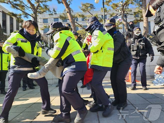 18일 서울시 종로구 헌법재판소 앞에서 단식농성을 벌이던 한 윤석열 대통령 지지자가 경찰에 의해 이동조치 되고 있다. 지지자는 안국역 인근에서 풀려났다. 2025.02.18/ⓒ 뉴스1 권진영 기자