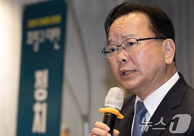 김부겸 전 국무총리가 18일 오후 경기도 광명시 일직동 광명역사컨벤션웨딩홀에서 열린 비명(비이재명)계 주도의 야권 대선주자 연대 플랫폼 '희망과 대안' 포럼 창립식에서 축사를 하고 있다. 2025.2.18/뉴스1 ⓒ News1 이재명 기자