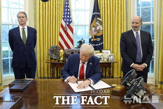 도널드 트럼프 미국 대통령은 급격히 쇠락한 자국 조선업 경쟁력 부흥을 위해 한국과의 협력 필요성을 직접 언급했다. 재무부 장관 스콧 베센트(왼쪽)와 상무부 장관 하워드 러트닉이 지켜보는 가운데 행정 명령에 서명하는 트럼프 대통령 모습. /AP·뉴시스