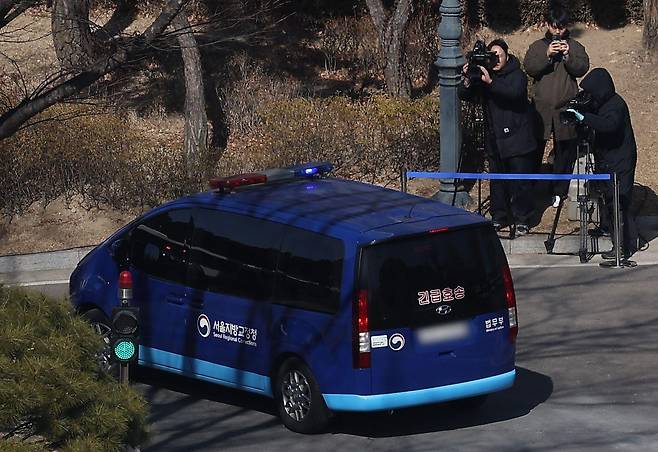 18일 윤석열 대통령을 태운 호송 차량이 헌법재판소로 향하는 모습