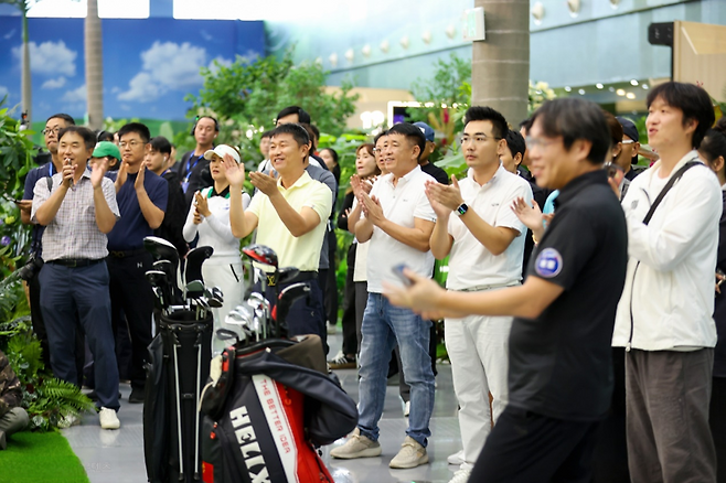 지난해 9월 13일부터 15일까지 중국 텐진 시티골프에서 열린 _2024 골프존 시티골프 차이나 오픈_에서 경기를 관람 중인 갤러리 모습.골프존 제공