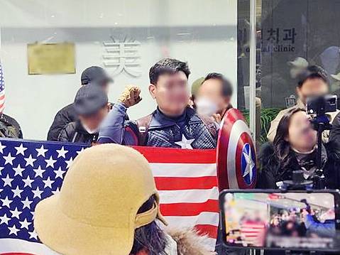 보수 성향 유튜버 '캡틴코리아'가 14일 중국대사관 난입을 시도하다가 경찰에 건조물 침입 미수 혐의로 현행범 체포됐다. 사진은 지난 10일 국가인권위원회 점거 시위 모습. 연합뉴스