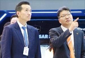 김동관 한화그룹 부회장(왼쪽)이 ‘IDEX 2025’에서 설명을 듣고 있다. 한화에어로스페이스 제공
