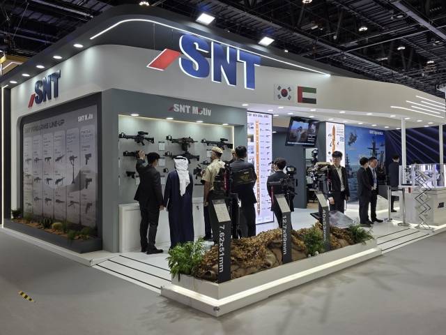IDEX 2025 전시장에 마련된 SNT다이내믹스 전시 부스에서 외국인 방문객들이 방산 장비들을 관심 깊게 살펴보고 있다. SNT다이내믹스 제공