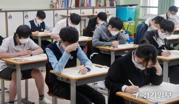 고3 학생들이 모의고사 시험을 준비하고 있다. 경기일보DB