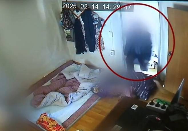 B씨를 밀치고 집 안으로 들어오고 있는 A씨의 모습. 대구MBC 캡처