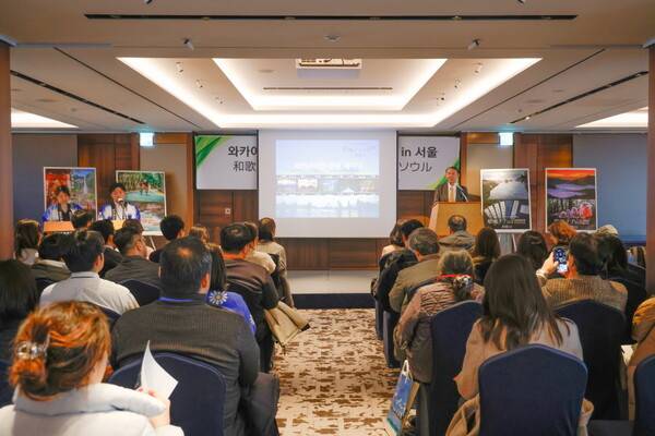 와카야마현 기시모토 슈헤이(Kishimoto Shuhei) 지사가 와카야마현 관광 설명회를 진행하고 있다 / 송요셉 기자