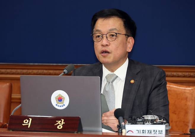 최상목 권한대행, 국무회의 발언 (서울=연합뉴스) 한상균 기자 = 최상목 대통령 권한대행 부총리 겸 기획재정부 장관이 18일 정부서울청사에서 국무회의를 하고 있다. 2025.2.18
xyz@yna.co.kr