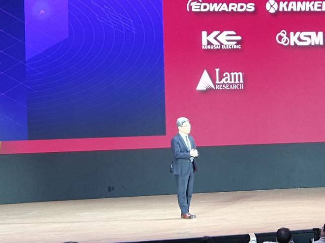 송재혁 삼성전자 디바이스솔루션(DS) 부문 최고기술책임자(CTO) 사장이 19일 서울 강남구 코엑스에서 열린 '세미콘 코리아 2025'에서 '더 좋은 삶을 위한 반도체 혁신'을 주제로 기조연설을 하고 있다.ⓒ데일리안 조인영 기자