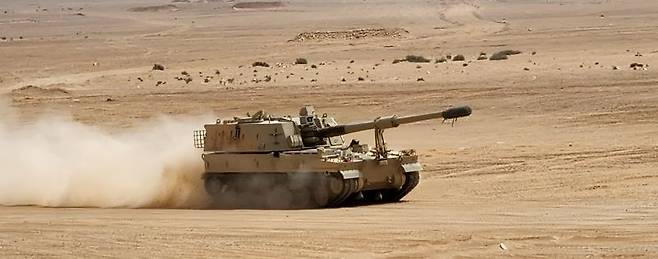 중동 사막을 달리고 있는 한화에어로스페이스의 'K9 자주포'. 한화에어로스페이스 제공