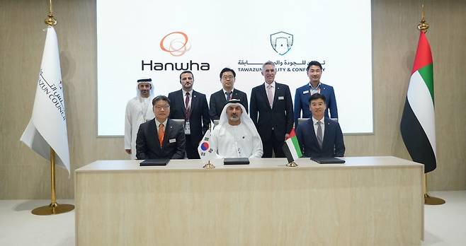 한화에어로스페이스와 한화시스템은 2월 18일(현지 시간) UAE 아부다비 'IDEX 2025' 현장에서 UAE의 TQC와 '군수품 품질관리 및 인증 역량 강화를 위한 전략적 파트너십 업무협약(MOU)'을 체결했다고 19일 밝혔다. 사진=한화시스템