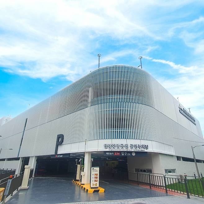 지난해 조성된 장기동 한강중앙공원 공영주차장. /사진제공=김포시