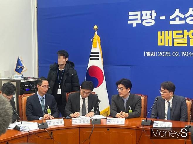 쿠팡이 사회적 대화에 나섰다. 19일 오후 서울 국회에서 김명규 쿠팡이츠 대표(왼쪽 두번째부터), 홍용준 쿠팡CLS 대표, 정종철 쿠팡CFS 대표, 박대준 쿠팡 대표가 협약서에 서명하고 있다. /사진=김서현 기자