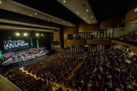 객석을 늘리고 무대시설을 개선한 경기 용인포은아트홀 객석 모습. 용인시청 제공