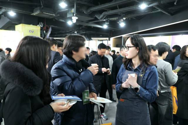 18일 서울 역삼동에서 열린 '2025 S/S 상품 컨벤션'에서 CU 가맹점주들이 올해 신상품을 살펴보고 있다. 사진 제공=BGF리테일